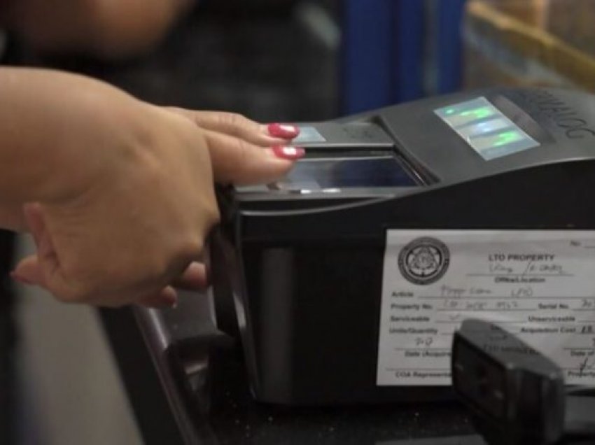 Vonon mbërritja e aparateve për votimin biometrik