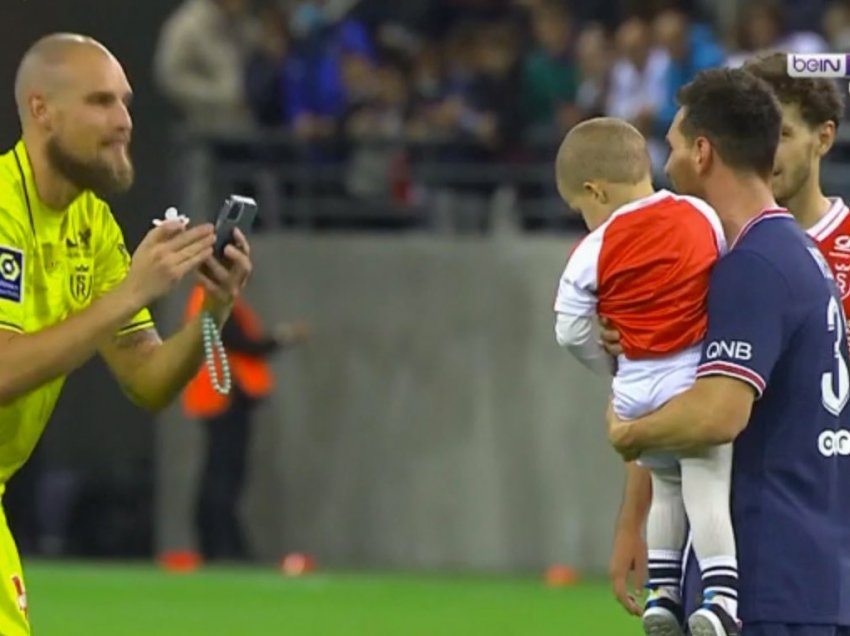Portieri i Reims i kërkon Messit që të bëjë një foto me djalin e tij 