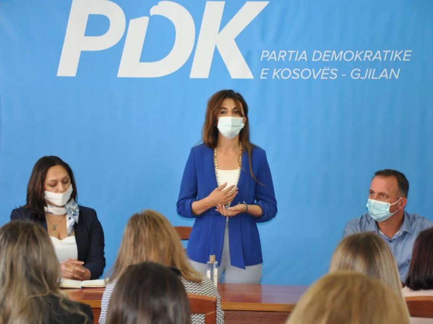 Vlora Çitaku takon themelueset e Gruas Demokratike të Kosovës dega në Gjilan