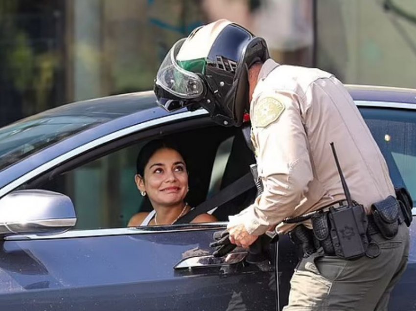 U kap duke përdorur celularin në makinë, aktorja e famshme gjobitet nga policia