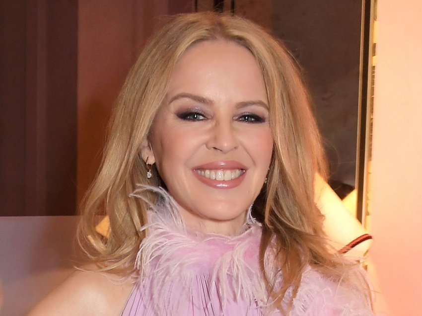 ​Kylie Minogue zbulon se ka përdorur një dorë të rreme për të xhiruar videoklipin e këngës së re