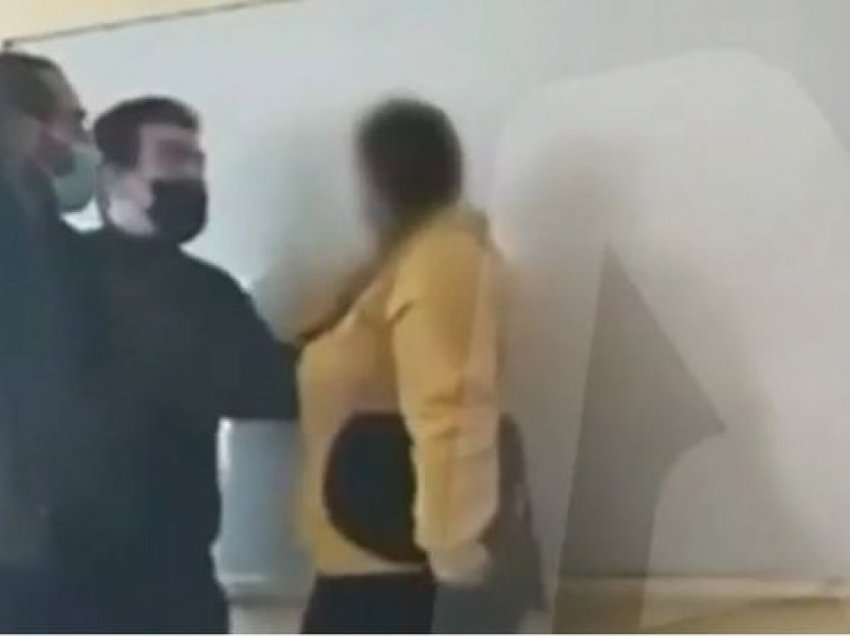 Pamje të rënda, mësuesi dhunon nxënësen në klasë, e kap për flokësh dhe e përplas në tokë