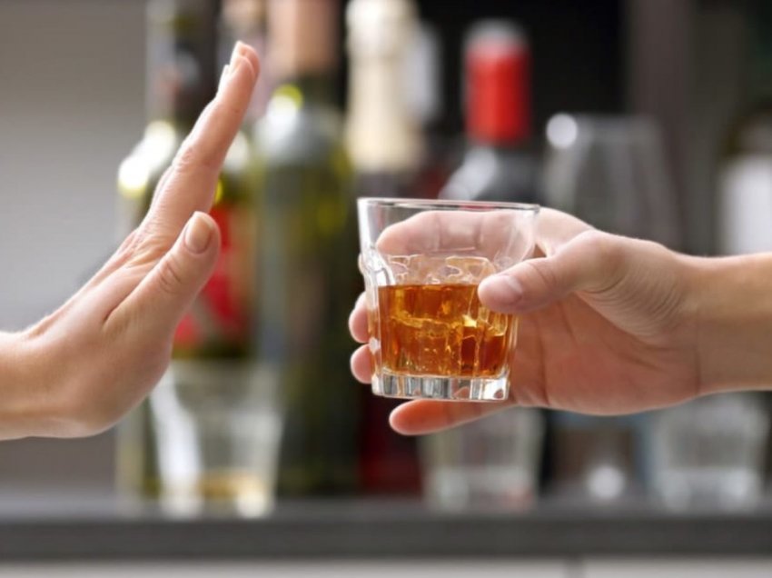 Sindromi i tërheqjes nga alkooli: Shkaqet, simptomat dhe trajtimi
