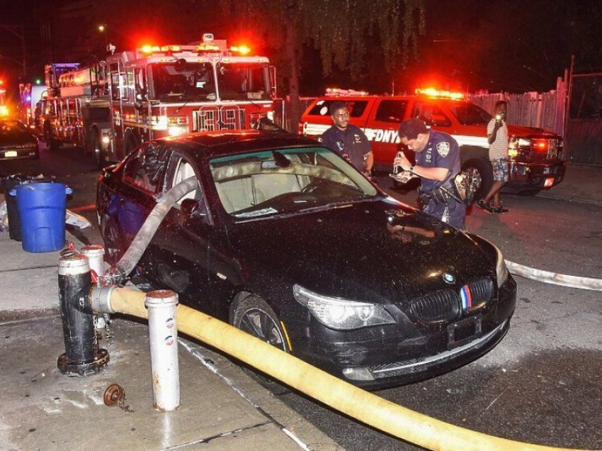 Parkimi i gabuar në Nju Jork i kushton shtrenjtë shoferit, zjarrfikësit kalojnë një zorrë përmes makinës