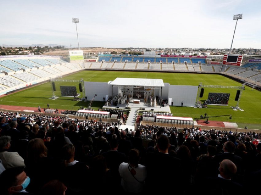 Papa Françesku vizitë në Qipro, arrestohet një person që tentoi të hynte në stadium me thikë