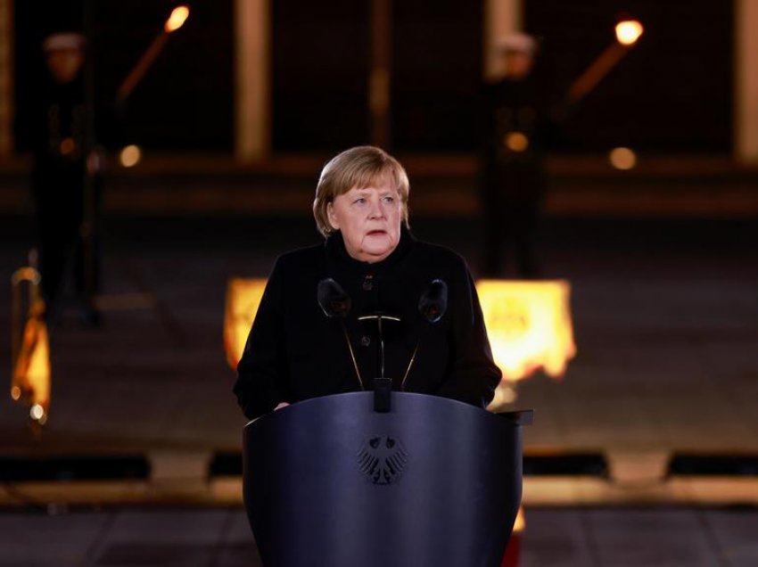 Lamtumirë, kancelare! Merkel largohet me nderime ushtarake