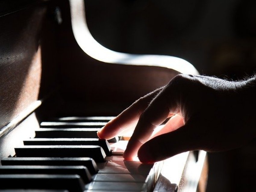 4 të mira shëndetësore që sjell mësimi i pianos
