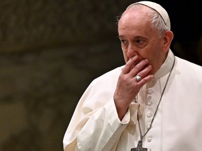 Papa Francesku vizitë në ishullin grek për krizën e emigrantëve