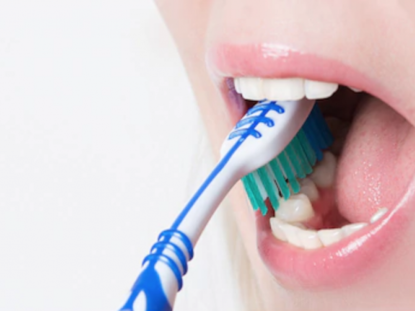 Gabimet që bëni gjatë larjes së dhëmbëve që iu zbehin shkëlqimin e dhëmbëve