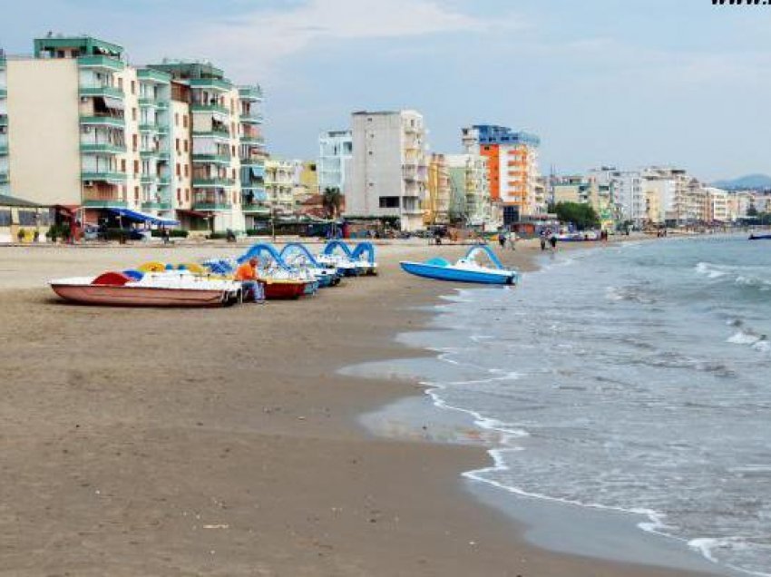 Deti përparon drejt tokës/ Durrës, në disa zona uji hyn 2 metra në breg