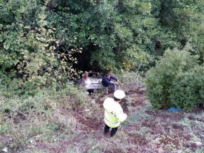 Bie në humnerë makina në malin e Moravës, dy të plagosur