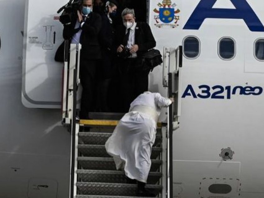 Era e fortë, Papa Françesku rrëzohet teksa ngjit shkallët e aeroplanit