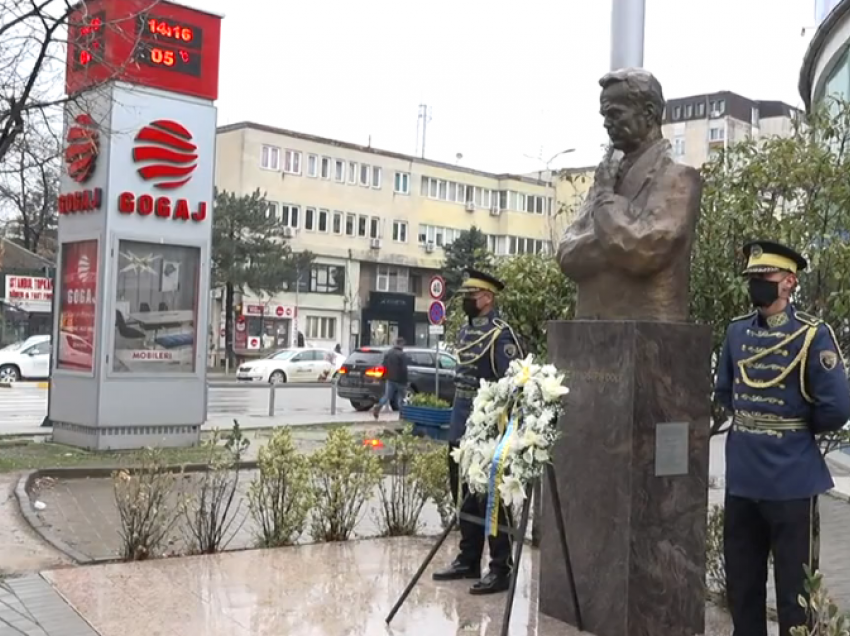 Krerët institucionalë me homazhe tek busti në Prishtinë nderojnë veprën e Bob Dole