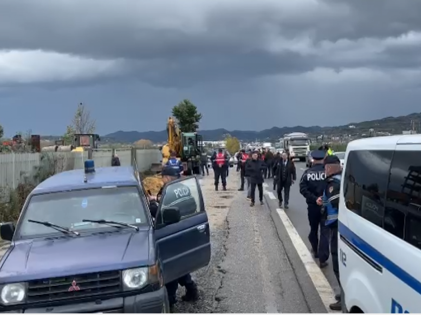 Bllokohen daljet e rrezikshme/ ARRSH vijon aksionin në autostradën Tiranë-Durrës
