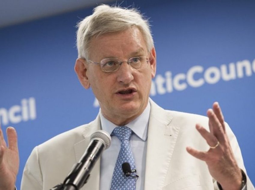 Bildt: Në rast se Rusia pushton Ukrainën, në Evropë do të ketë luftë të madhe me pasoja të thella