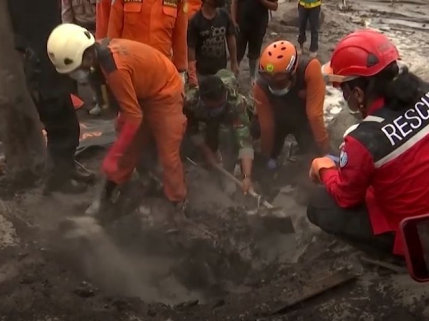 Vullkani në Indonezi shpërthen sërish