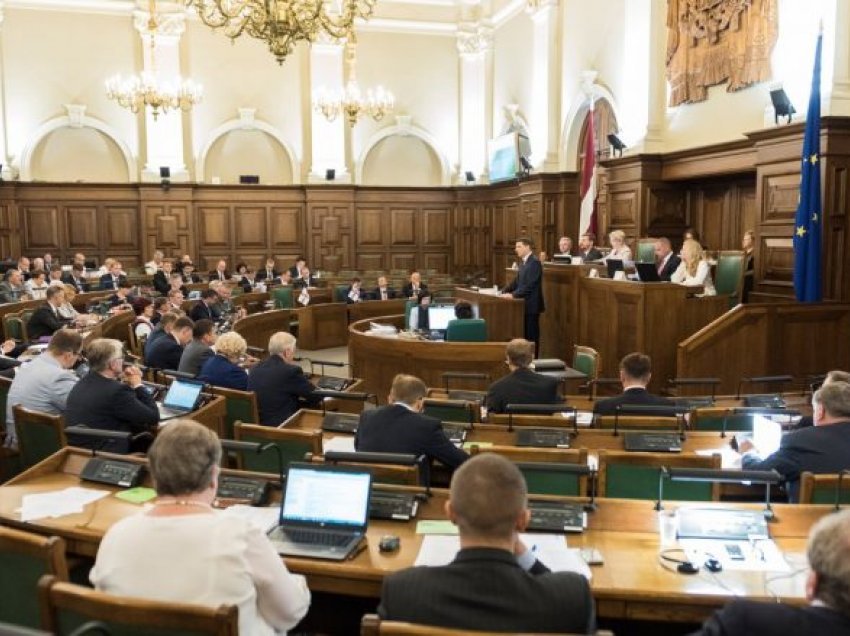 Tre deputetë letonezë u pezulluan nga votimi në parlament pasi refuzuan vaksinimin kundër COVID-19