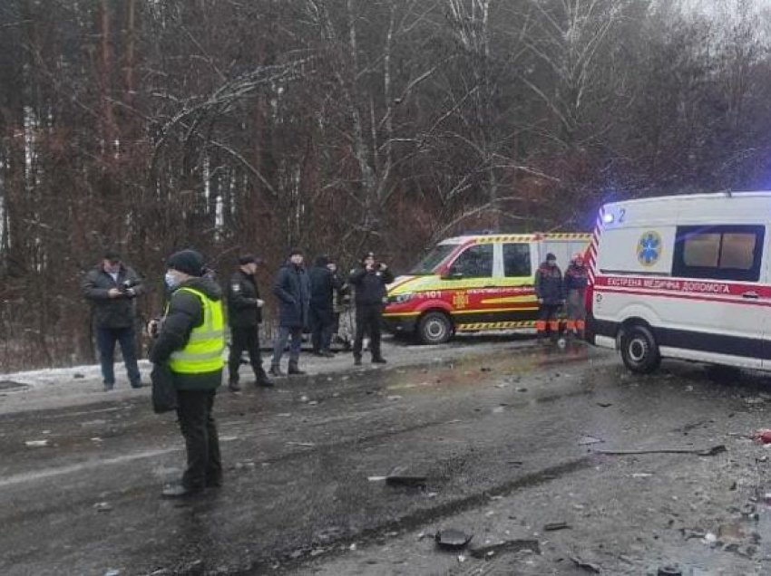 Përplaset minibusi me një kamion në Ukrainë – vdesin 13 persona