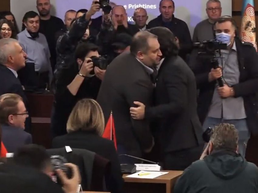 Me përqafim, Shpend Ahmeti i dorëzon detyrën Përparim Ramës