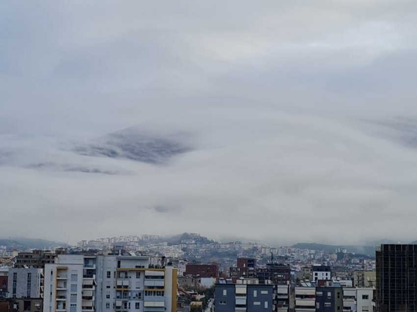 Ulen ndjeshëm temperaturat, Mali i Dajtit ‘zhduket’ nën mjegull