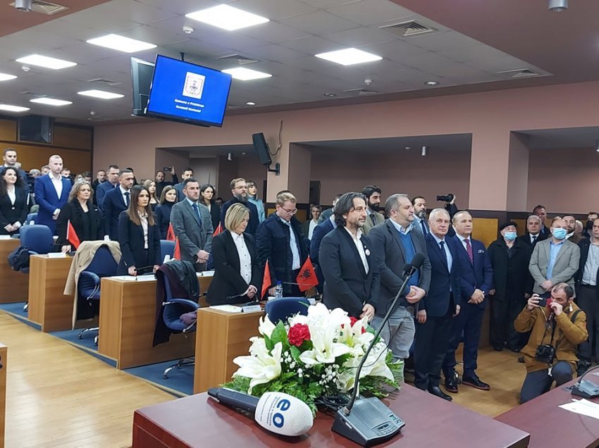 Uran Ismaili dhe Arben Vitia nuk marrin pjesë në ceremoninë e betimit të kryetarit të ri të Prishtinës