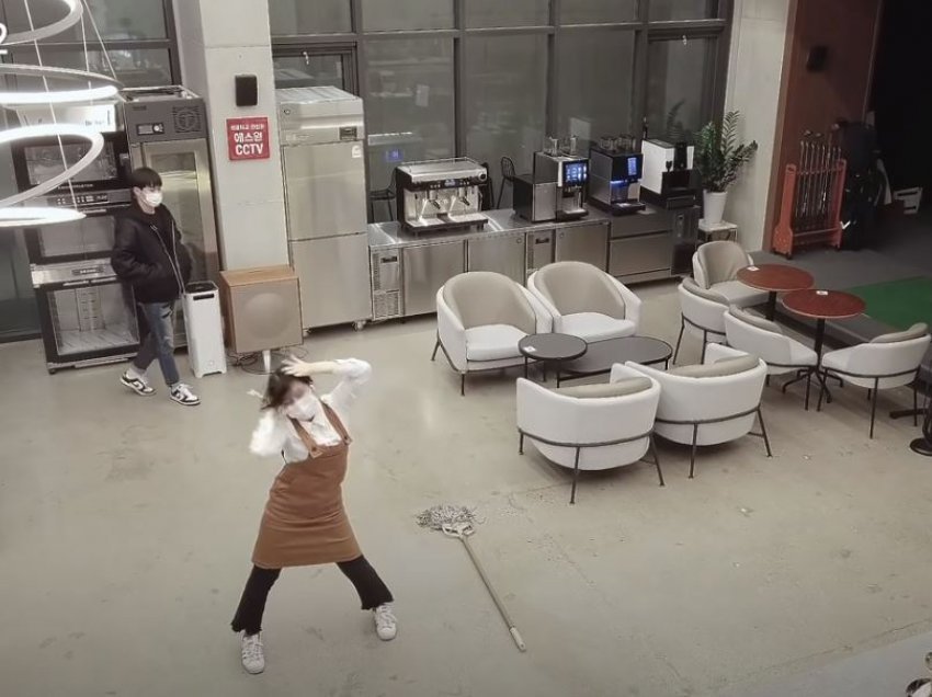 Ndodhia qesharake: Punëtorja vallëzon në dyqan duke pastruar, e kap klienti