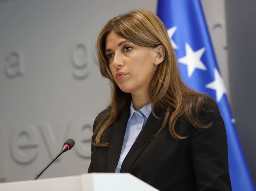 Albulena Haxhiu iu përgjigjet kritikëve për fusnotën: Marrëveshjet nga qeveritë e kaluara nuk mund të zhbëhen menjëherë