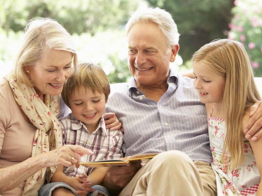 Studimet tregojnë se nipërit dhe mbesat kanë nevojë për gjyshërit më shumë nga sa e mendonim