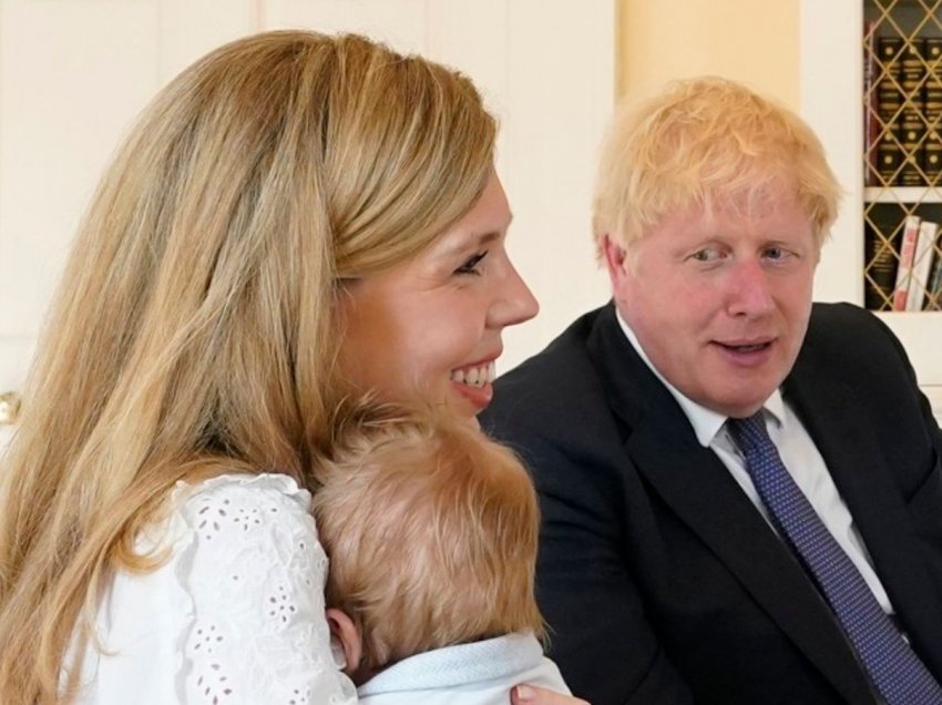 Boris Johnson bëhet baba për herë të 7-të, bashkëshortja e kryeministrit britanik sjellë në jetë vajzën e tyre