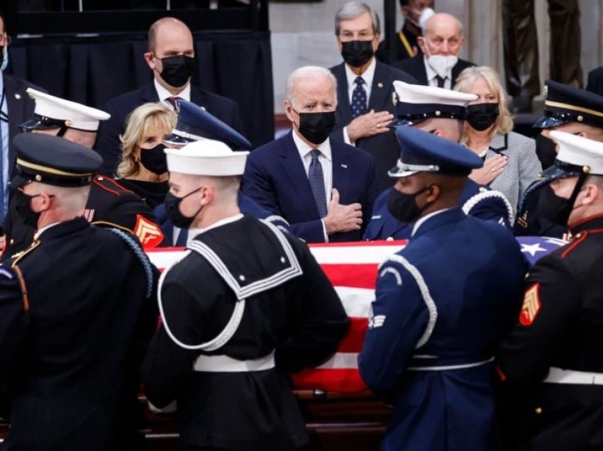 Biden i bën homazhe senatorit të ndjerë Bob Dole në ceremoninë e Kapitolit