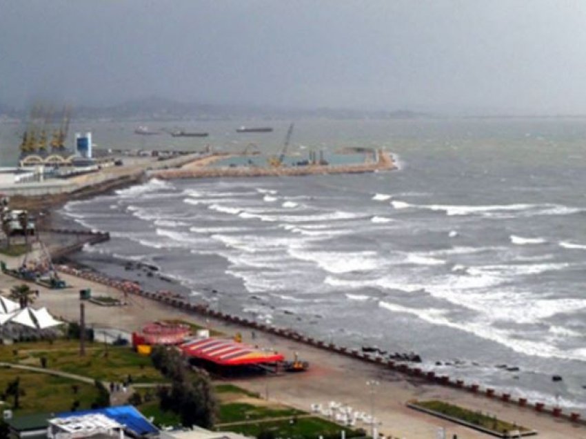 Moti i keq me erë e dallgë, vonesa në lundrimin e trageteve të linjës Durrës-Bari