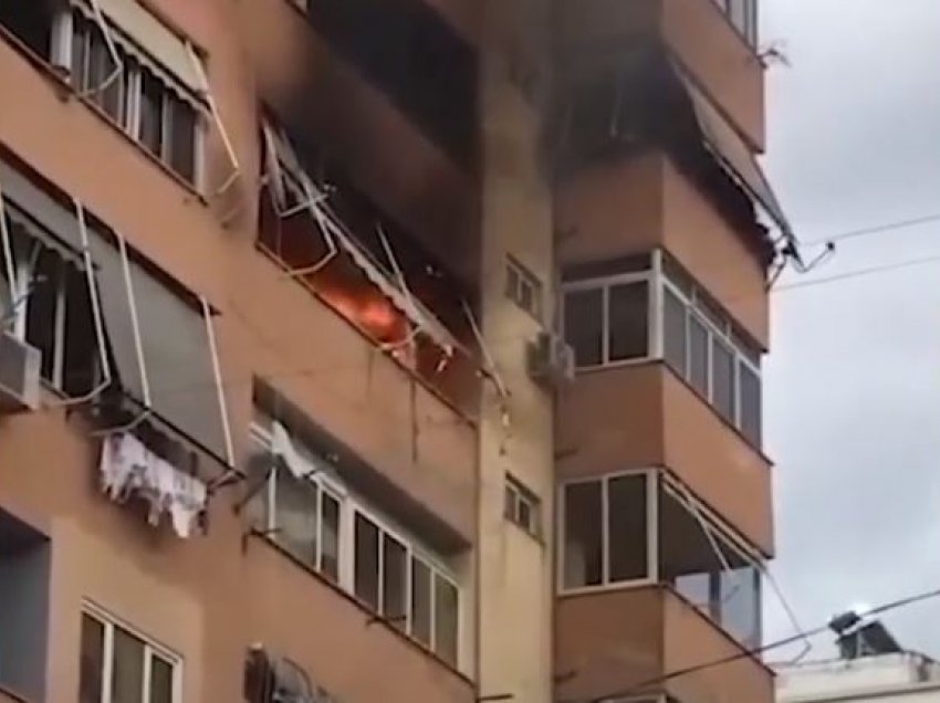 Shpërthen bombula e gazit, zjarr në një banesë në Tiranë, tymi “pushton” zonën