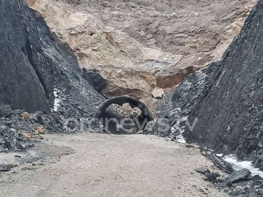 Rrëshqitje nga moti i keq, masivi i gurëve dhe dherave bllokon hyrjen e tunelit Kardhiq-Delvinë