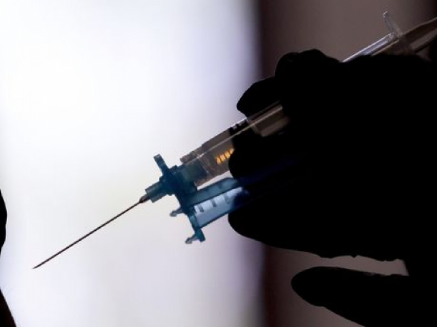 Shkencëtarët britanikë: Dy doza vaksine nuk mjaftojnë për ta luftuar Omicronin