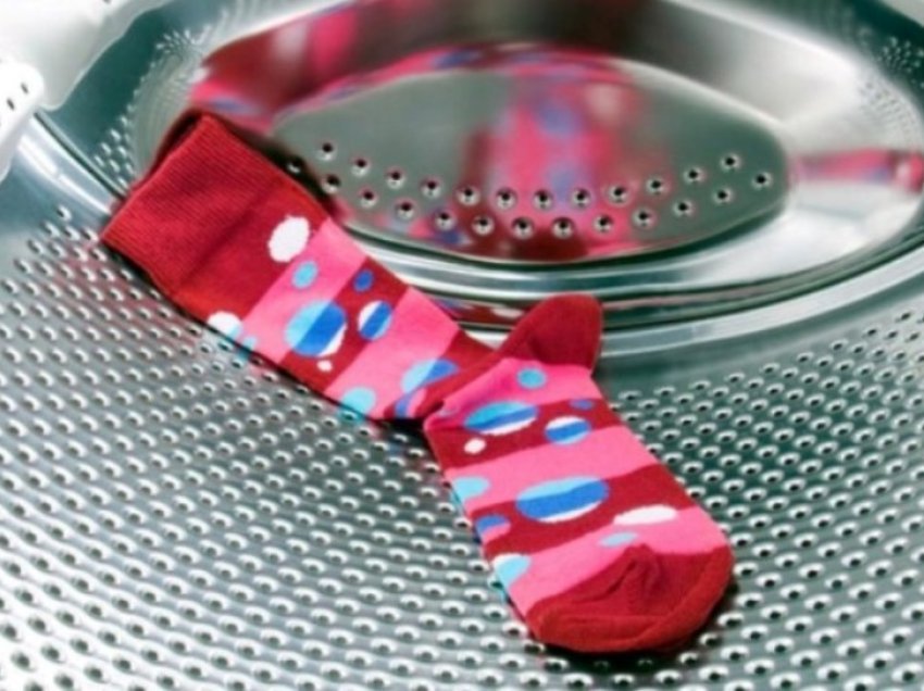 Dy këshilla të thjeshta për të mos humbur më kurrë një çorape në lavatriçe