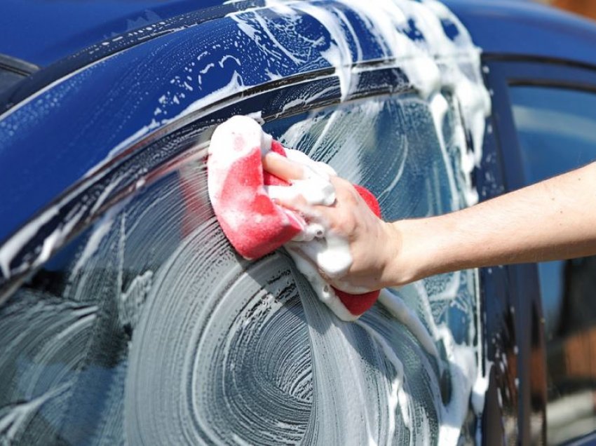 6 truke fantastike për pastrimin e makinës që do t’ju kursejnë para