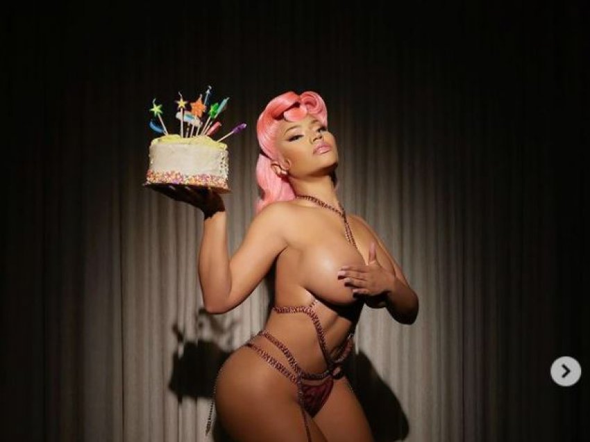 Nicki Minaj feston ditëlindjen nudo