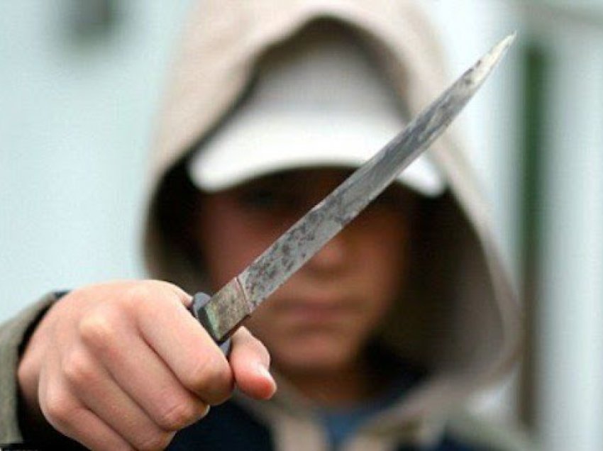 Me thikë me vete, 15-vjeçarja kërcënon shoqen e saj në Sarandë