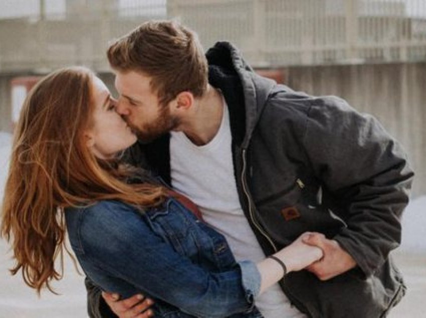 Gratë që puthen shpesh dobësohen më lehtë?! Ky studim na çuditi