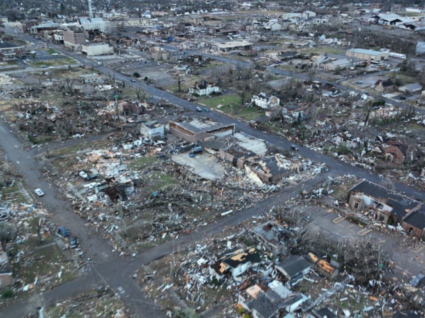 Stuhia shkatërruese vret së paku 100 persona shpallet gjendja e jashtëzakonshme në Kentucky