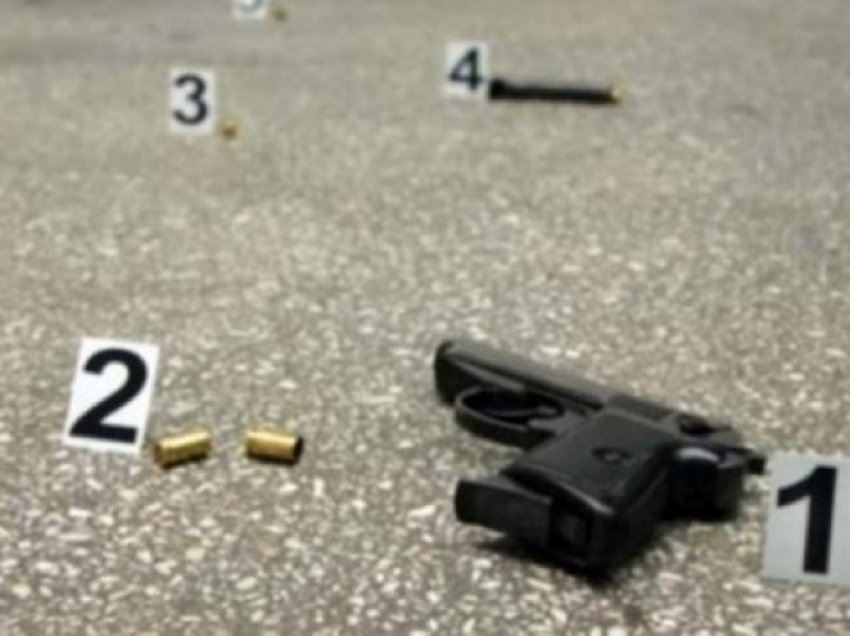 Dy personave policia u gjeti në veturë armë AK47 dhe 20 fishekë