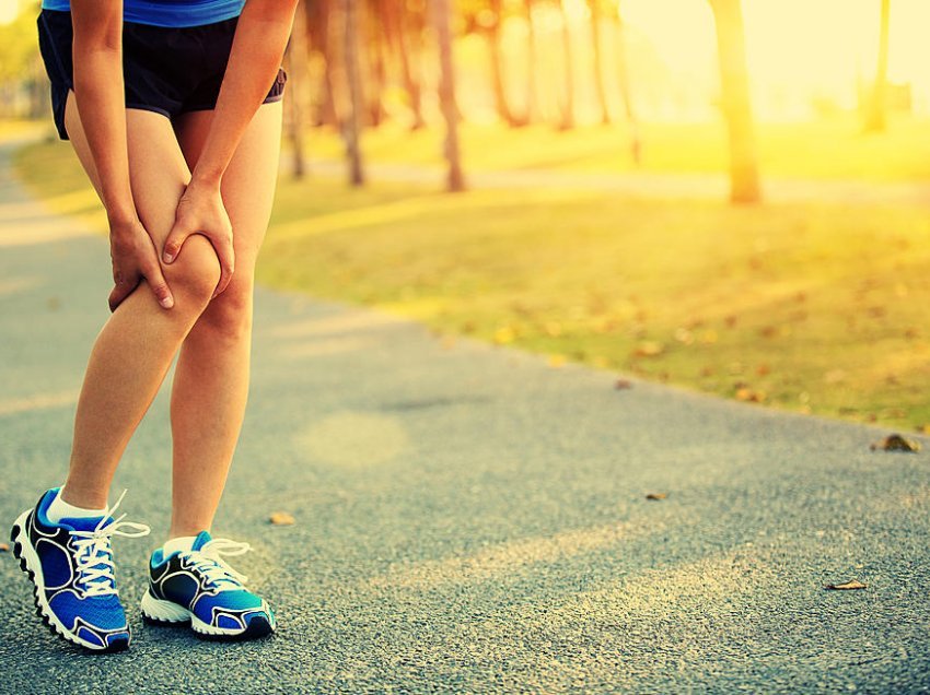 Bëni kujdes: Këto gabime gjatë ecjes iu dëmtojnë gjunjët