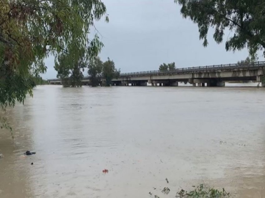 Përmbytjet në Vlorë: Uji i Vjosës arrin nivelin 8 metra, evakuohen 37 familje