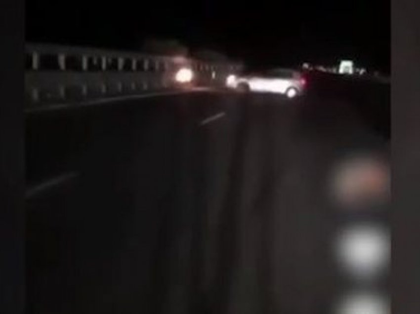 Policia i jep fund çmendurisë, gjobitet dhe i pezullohet leja e drejtimit 24-vjeçarit që bëri drift në autostradë
