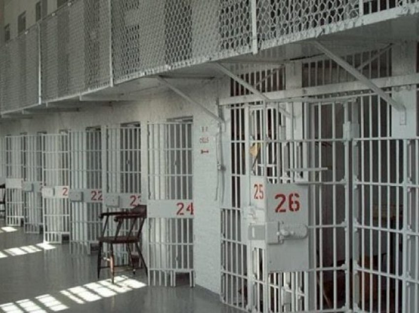 Arrestohet 65-vjeçari në burgun e Beratit, tentoi t’i jepte djalit një celular, e kishte ngjitur në tenxhere