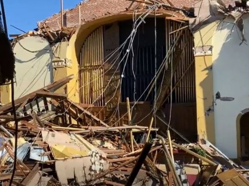 Kisha 100-vjeçare shkatërrohet në pak sekonda nga tornadoja 