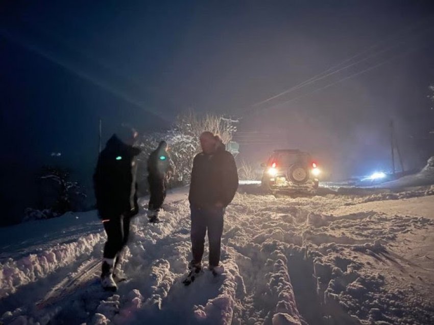 ​Policia ndihmon dy familje të bllokuara nga bora në bjeshkët e Rugovës