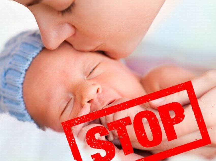 5 arsye përse nuk duhet t’i puthni bebet e porsalindura