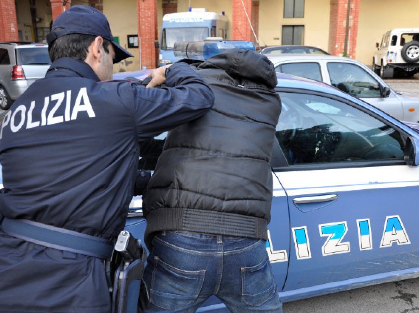 Kishte fshehur kokainë në vezë ‘Kinder’, arrestohet i riu shqiptar në Itali