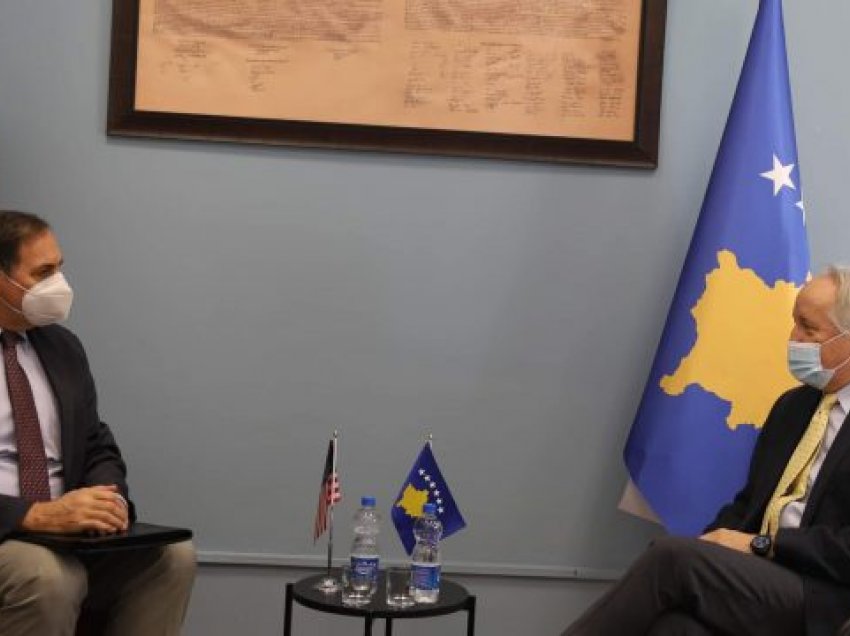 Ministri Latifi takohet me ambasadorin e Austrisë në Kosovë, flasin për gjendjen me pandeminë